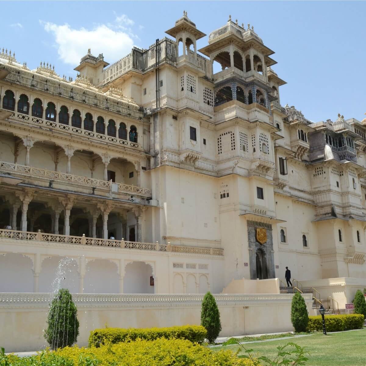 Taxi-Services-in-Udaipur-Rajasthan-1-1 (1)